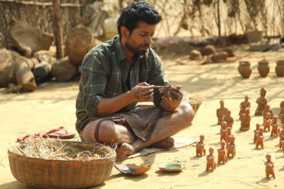  Vineet Kumar Singh Learnt Pottery For ‘aadhaar’-TeluguStop.com