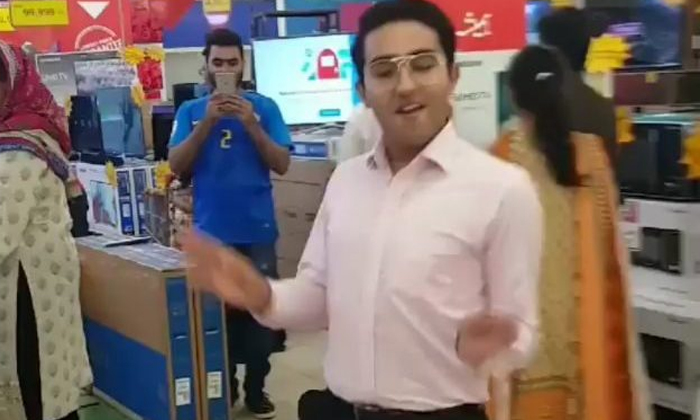  Viral  Netizens  Crazy Boy Joining Dance  Viral Dance Viral Video .hyper Stal,pa-TeluguStop.com