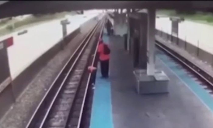  While Train Track Crossing The Lady Has Dead, Viral Video, Social Media, Lady, T-TeluguStop.com