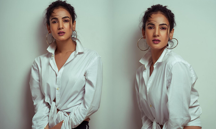 Bollywood Hot Beauty Actress Sonal Chauhan Sensational Pictures-telugu Actress Photos Bollywood Hot Beauty Actress Sonal High Resolution Photo