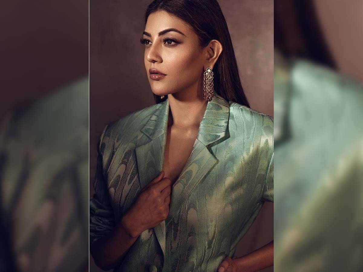  Kajal Aggarwal Looks Sizzling Hot In Green Pant Suit Outfit.-TeluguStop.com
