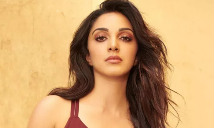  Kiara Advani Meet Rumoured Boy Friend  Siddarth Malhotra-TeluguStop.com