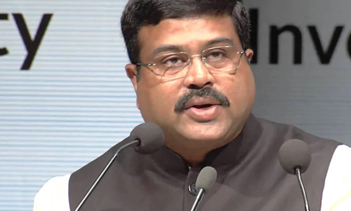  Petrol, Diesel, Prices, Decrease Gradually, Petroleum Minister, Petroleum Minist-TeluguStop.com