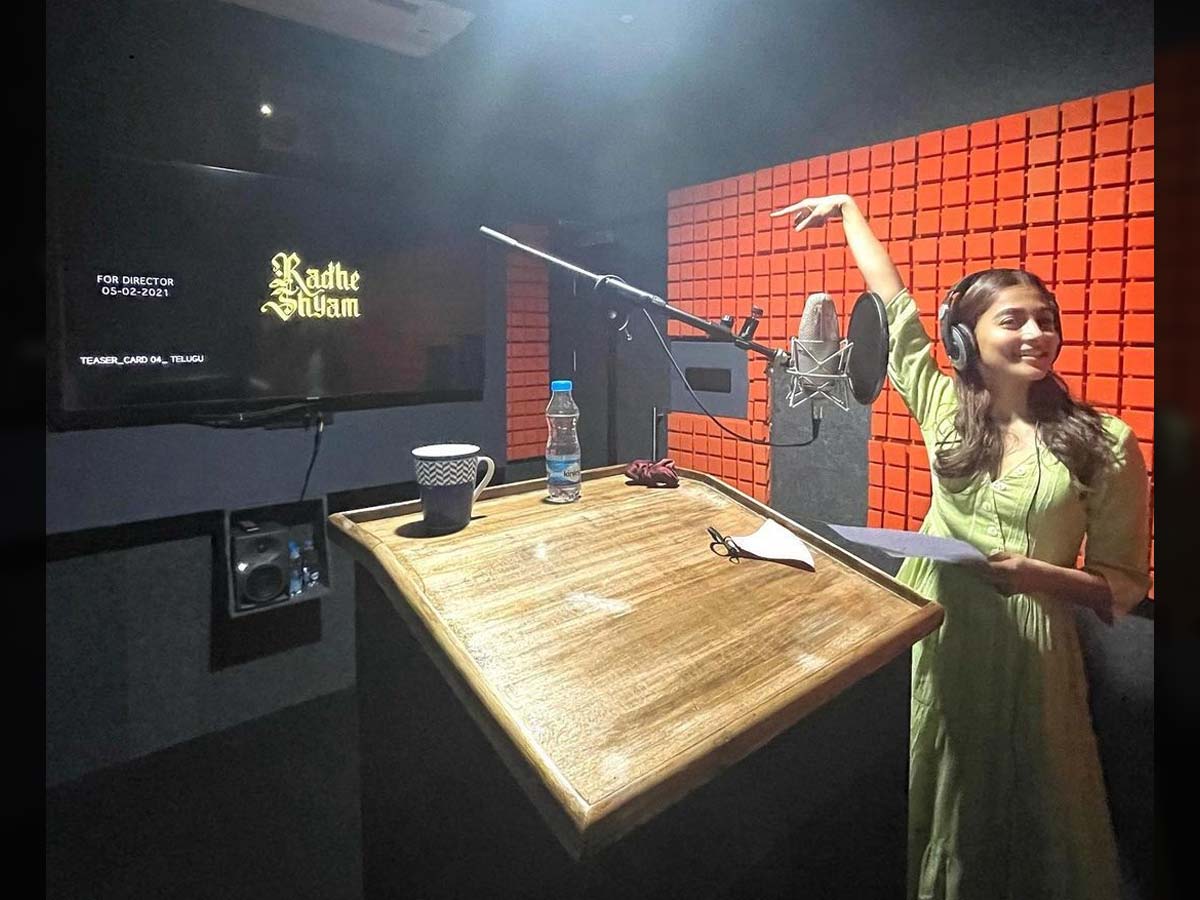  Pooja Hegde Completes Dubbing For Radhe Shyam Movie.-TeluguStop.com