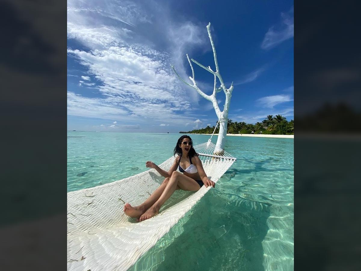  Rakul Preet Singh Shares A Throwback Picture In White And Blue Bikini-TeluguStop.com