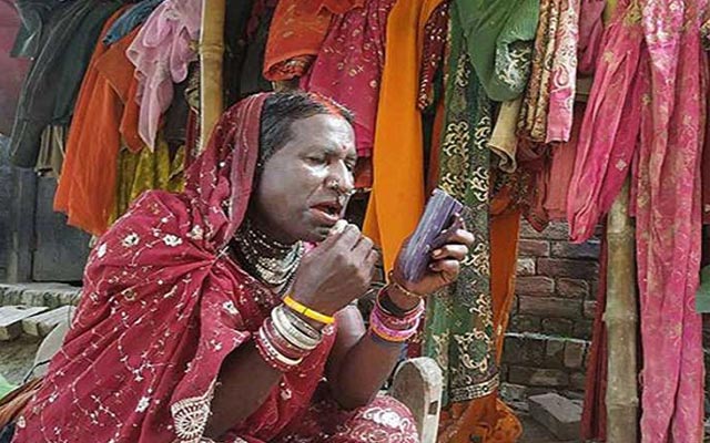  Up Man To Stay Dressed As Bride For 30 Years, Up Man Wears Bride Dress, Man Dres-TeluguStop.com