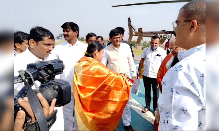  Viral Come In A Helicopter And Take Oath As Sarpanch,  Jalinder Gagare, Viral La-TeluguStop.com