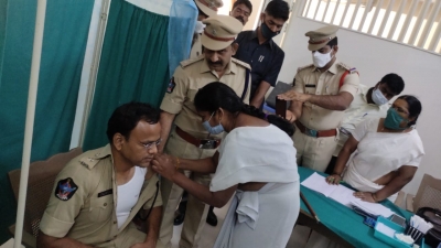  Andhra Cops Start Receiving Covid Vaccine Shots-TeluguStop.com
