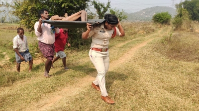  Andhra Woman Officer Carries Corpse After Villagers Refuse-TeluguStop.com