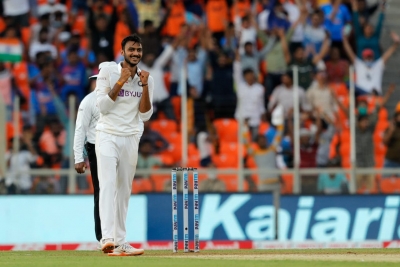  Axar Patel Pins England On The ‘mat’-TeluguStop.com