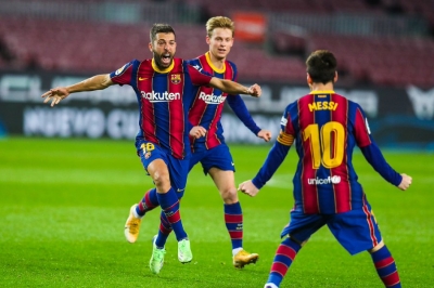  Barcelona Keep Title Hopes Alive With 2-0 Win Over Sevilla-TeluguStop.com