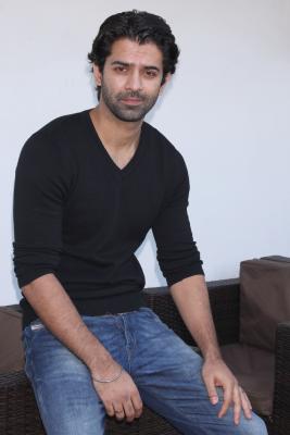  Barun Sobti On Giving Creative Tips While Filming New Music Video-TeluguStop.com