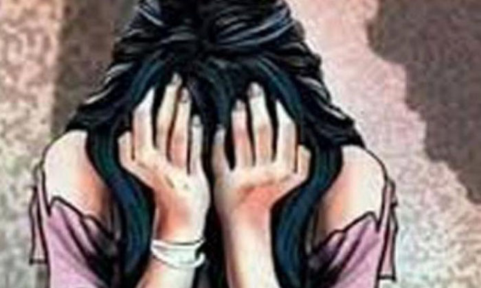  Two Lecturers Booked For Harassing Girl Student In Hyderabad, Crime News, Harass-TeluguStop.com