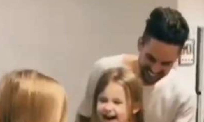  Viral Video Father Puts Pony Tail On Daughter Before Closing Eyes  Daughter, Fat-TeluguStop.com