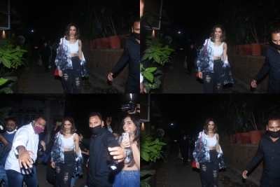  Deepika Padukone Mobbed Outside Eatery, Video Goes Viral-TeluguStop.com