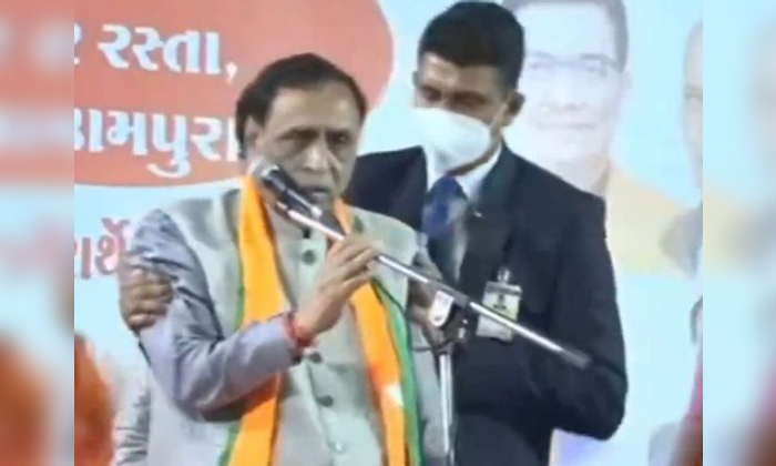  Gujarat Cm Vijay Rupani Collapsed While Addressing The Meeting, Gujarat Cm, Chei-TeluguStop.com