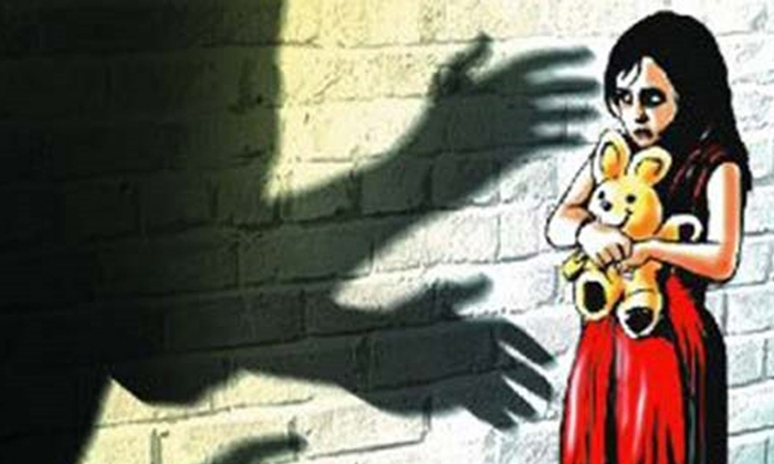  Home Guard Mallikarjun Rapes 16 Years Old Girl,  Rape Victim,hyderabad,central C-TeluguStop.com