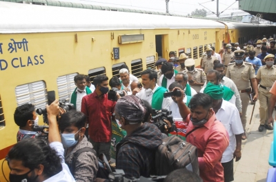  Lukewarm Response To Farmers’ ‘rail Roko’ In Karnataka-TeluguStop.com