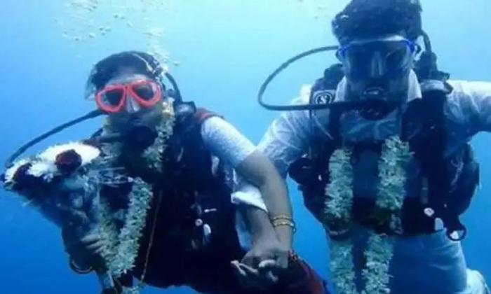  Viral Innovative-marriage On The  Seabed   Viral Latest, Viral News, Sea, Birthd-TeluguStop.com