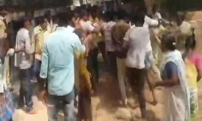  Clash In Ap Panchayat Election Ap, Panchayat Elections, Clash, Tdp, Ycp-TeluguStop.com