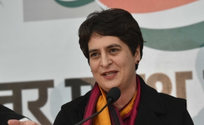  Priyanka Gandhi Attacks Govt On Lpg Hike-TeluguStop.com