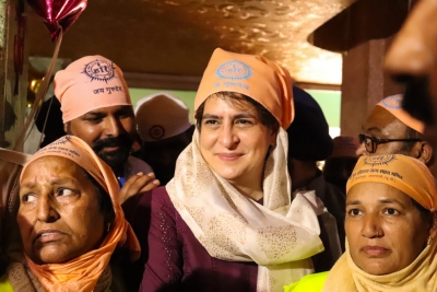  Priyanka Visits Ravidas Temple In Varanasi-TeluguStop.com