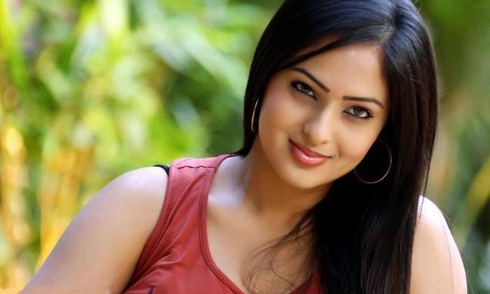  Puli Heroine Nikisha Patel Interesting Comments About Love, Nikisha Patel, Puli-TeluguStop.com