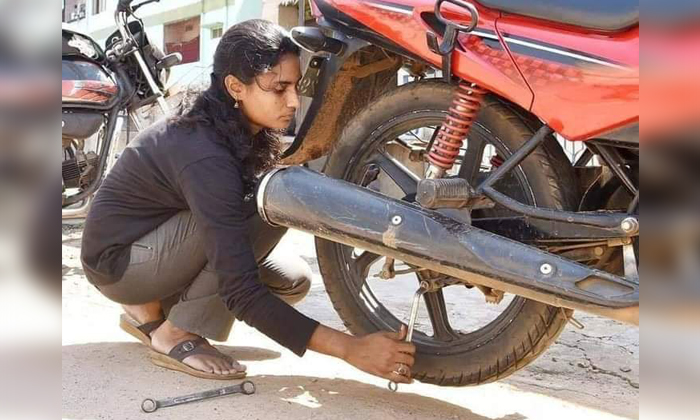  Revathi Lady Bike Mechanic From Visakhapatnam, Visakhapatnam, Revathi, Lady Bike-TeluguStop.com