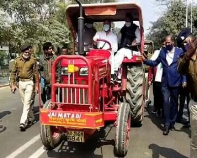  Tejashwi Drives Tractor To Assembly, Says Centre Harassing Farmers-TeluguStop.com