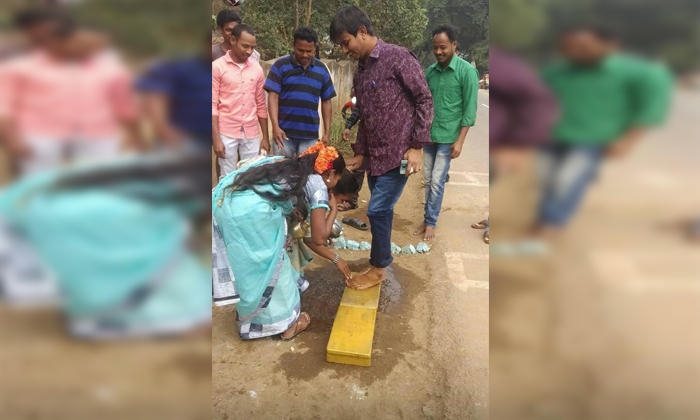  Tribal Village Bids Goodbye To Govt School Teacher Narendra Goud Who Won Hearts,-TeluguStop.com