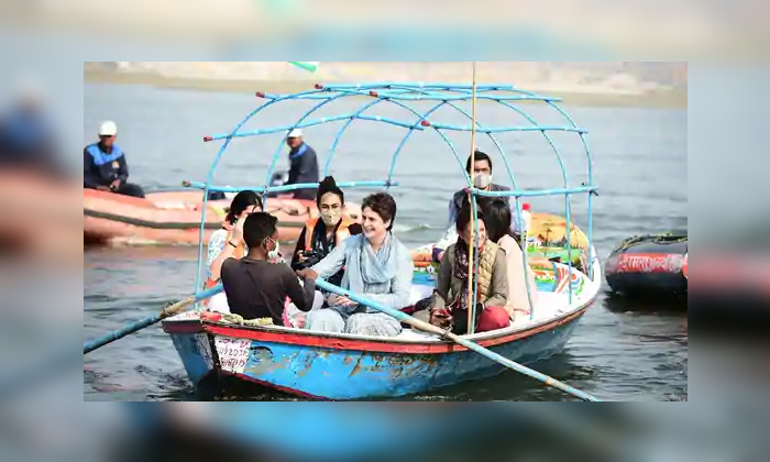  Viral Video Priyanka Gandhi Traveled In Fisher Mans Boat In Up Tour, Prianka Gha-TeluguStop.com