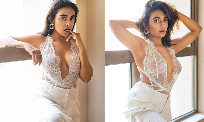  Young Model Jinal Joshi Shares Bold Photos In Instagram, Jinal Joshi, Jinal Josh-TeluguStop.com