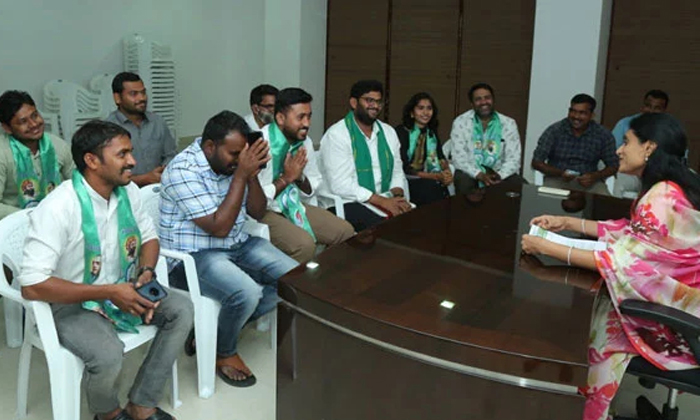  Ys Sharmila With Different Politics Tactics In Telangana ,  Ys Rajashekarareddy,-TeluguStop.com
