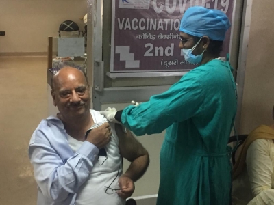  2nd Phase Of Vaccine Drive Begins, Elderly People Queue Up-TeluguStop.com