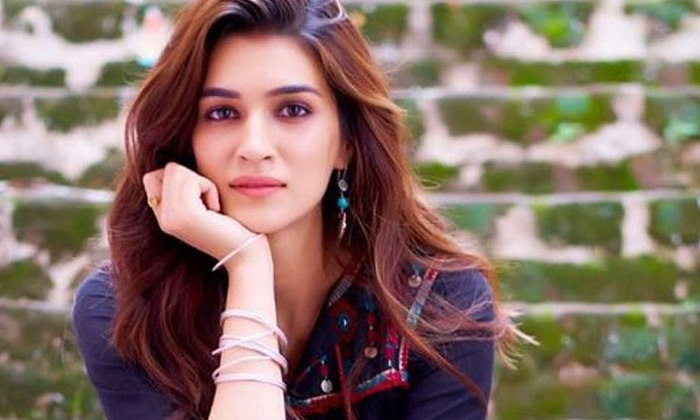  Kriti Sanon  Reveals  About Prabhas  Has A Foodie  And Loves Feeding To His Co S-TeluguStop.com