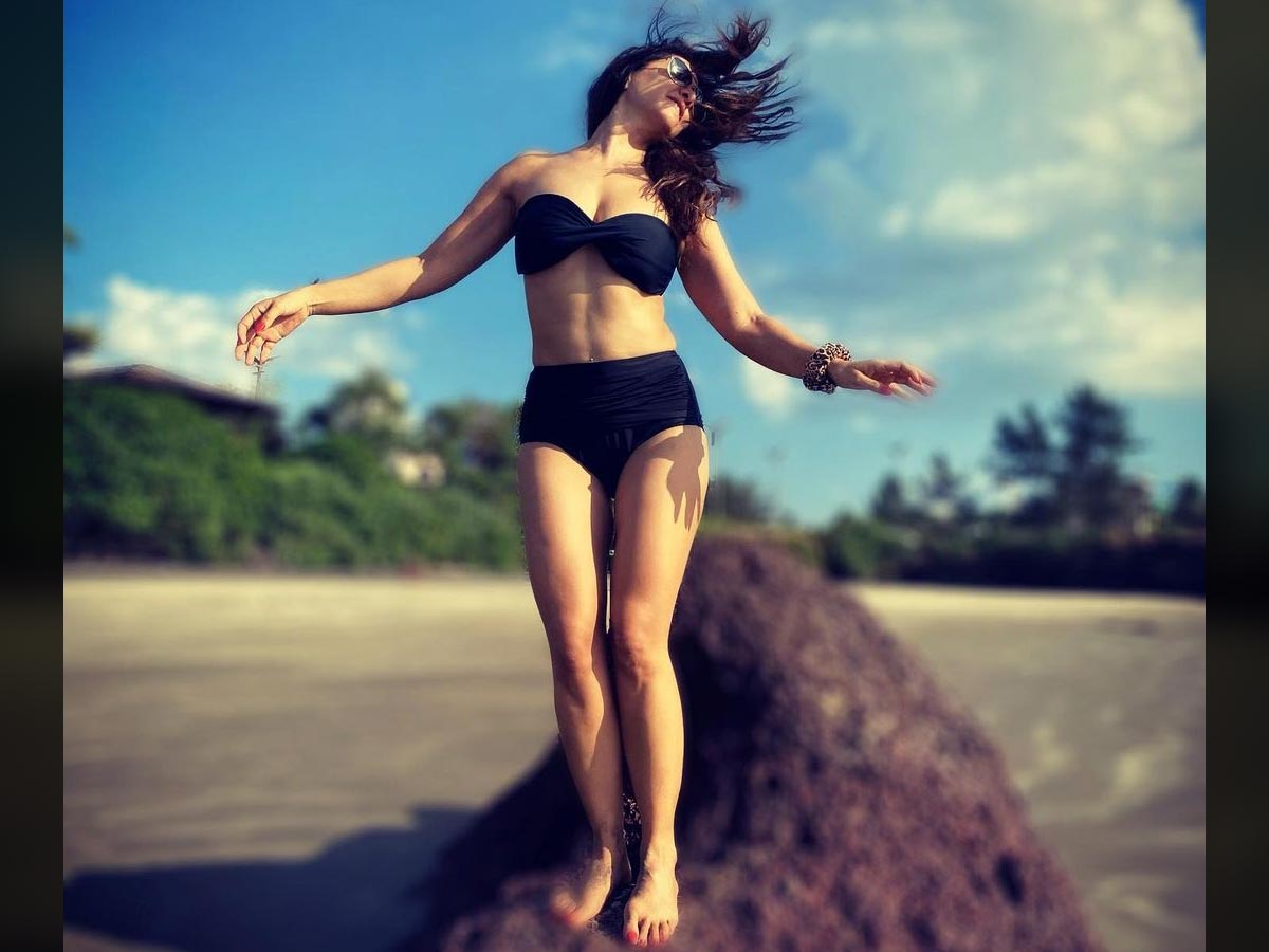  Bollywood Actress Kim Sharma Post A Poolside Bikini Picture.-TeluguStop.com