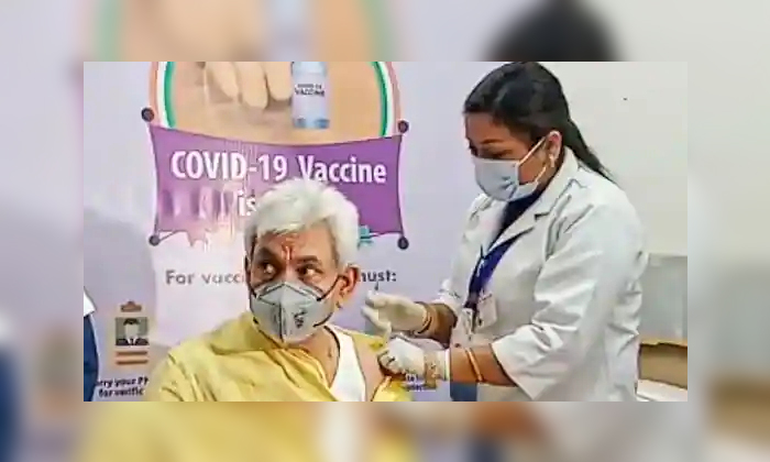  Delhi Cm Aravind Kejriwal Takes Corona Vaccine With Parents, Corona Vaccine,del-TeluguStop.com