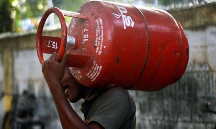  Gas-cylinder-prices-shocking-the-common-man Gas Cylinder, Prices, Shocking, Comm-TeluguStop.com