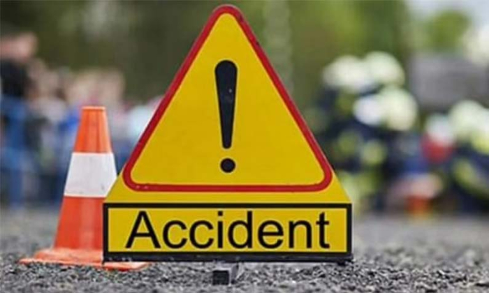  Major Road Accident In Krishna District, Nuzivd, Lorry Driver, Auto Accident, Da-TeluguStop.com