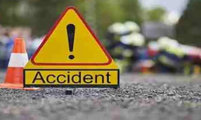  Terrible-road-accident-in-rajanna-sirisilla-district Rajanna Sirisilla, District-TeluguStop.com