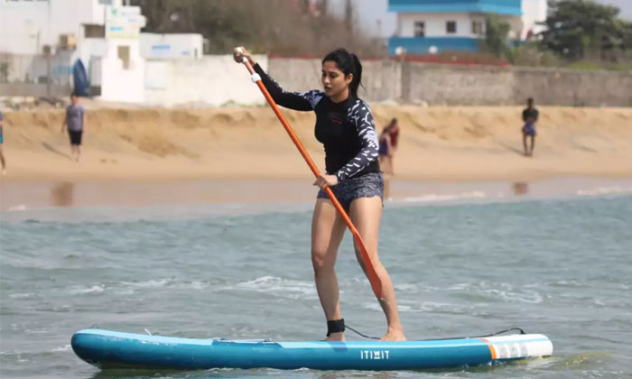  Regina Cassandra Wins In Water Sports Game, Tollywood, Kollywood, South Heroines-TeluguStop.com