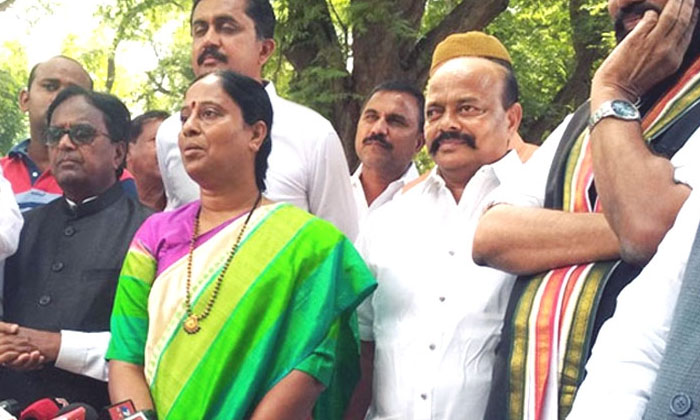  Konda Sureskha To Competet With Sharmila, Ysr, Jagan, Telangana , Revanh Reddy-TeluguStop.com