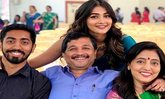  Actress Pooja Hegde Family Photos Goes Viral In Social Media , Pooja Hegde, Fami-TeluguStop.com