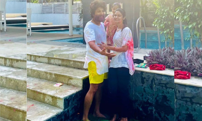  Allu Arjun And Shneha Reddy Celebrating Holi With There Kids , Allu Arha, Allu A-TeluguStop.com