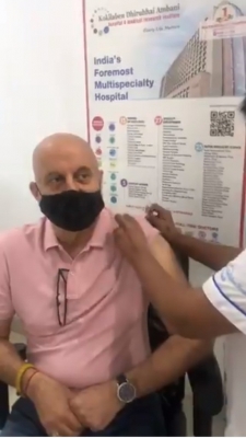  Anupam Kher Takes First Dose Covid Vaccine-TeluguStop.com