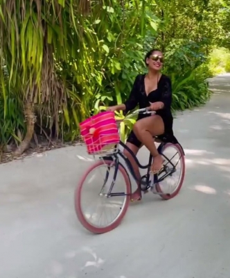  Bipasha Basu Goes Cycling In Black Bikini-TeluguStop.com