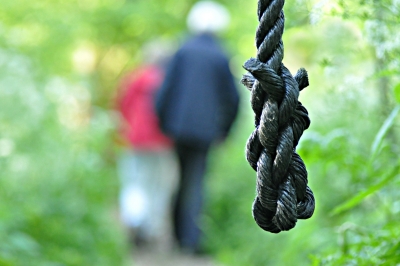  Couple Found Hanging From Tree In Up District-TeluguStop.com