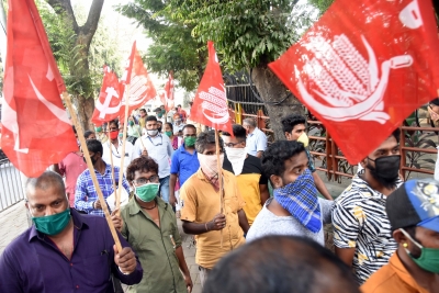  Cpi(m) Cadre In Kerala Stage Protest, March Towards Customs Offices-TeluguStop.com