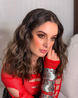  Evelyn Sharma’s ‘x Ray’ Image In Radiant Red-TeluguStop.com