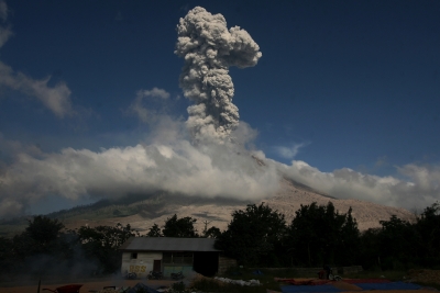  Indonesia’s Mt. Sinabung Erupts Again-TeluguStop.com